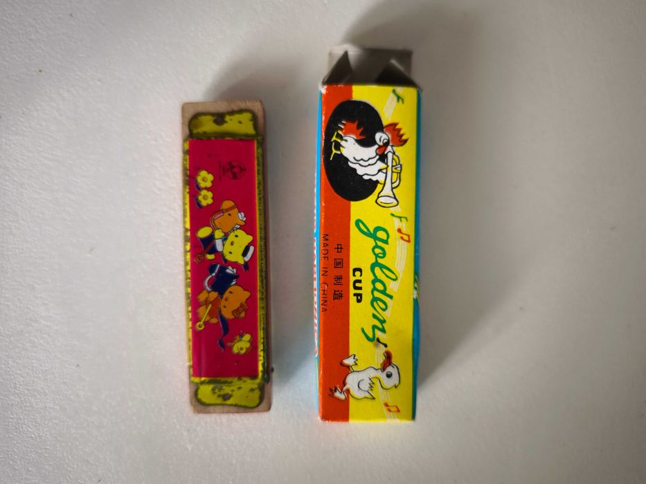 Antiga harmónica de tamanho infantil
