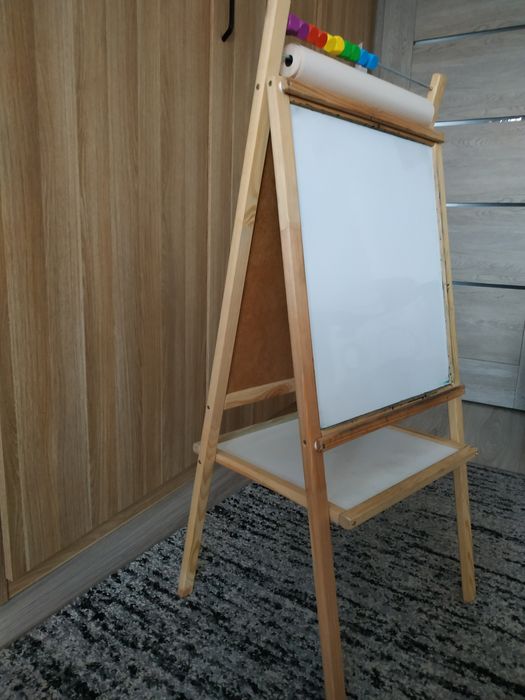 Dwustronna tablica na drewnianych nóżkach