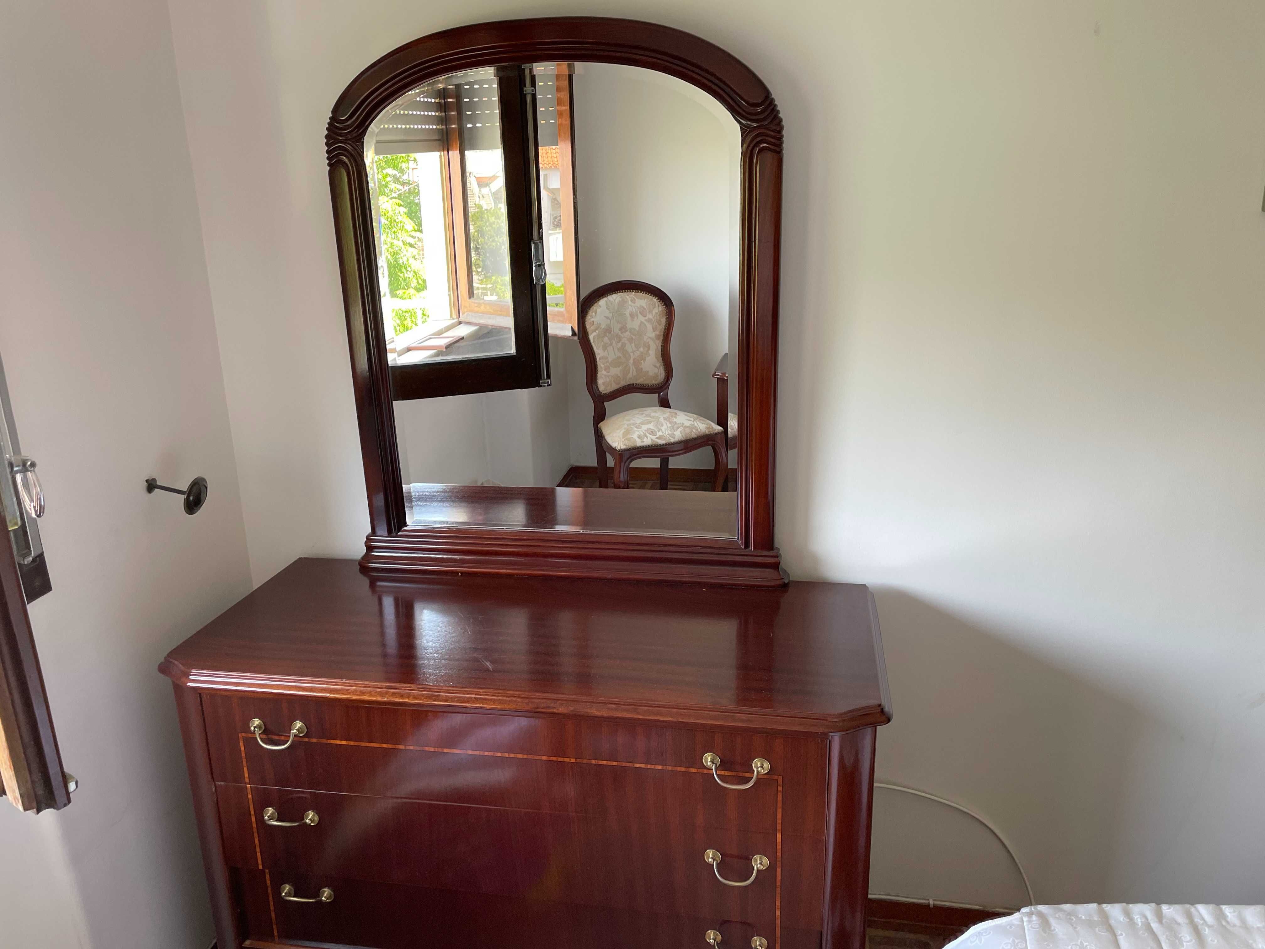 Quarto de Casal COMPLETO - Cama; Estrado; Colchão; Roupeiro; Cómodas..