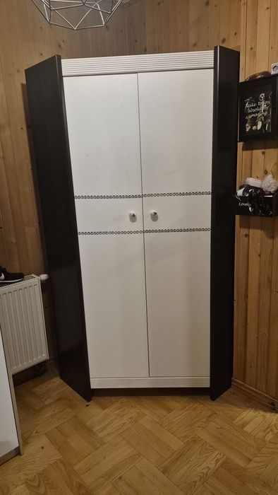 Szafa narożna, półki, drążki na wieszaki, lampka led