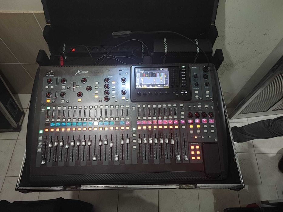 Mesa de mistura Behringer X32 C/Case
