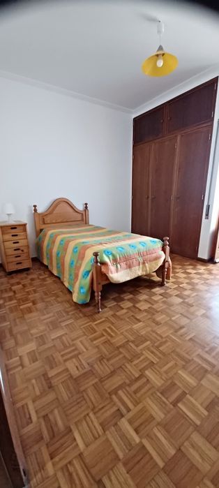 Quarto para alugar a estudante (Agua e luz incluido)