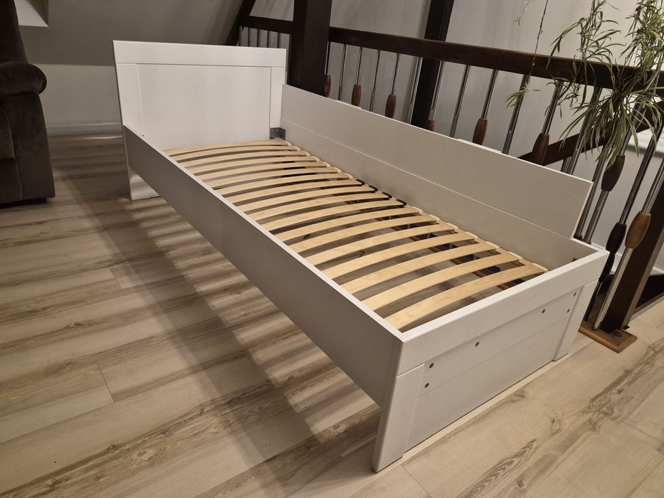 Łóżko z materacem.  Stan bardzo dobry