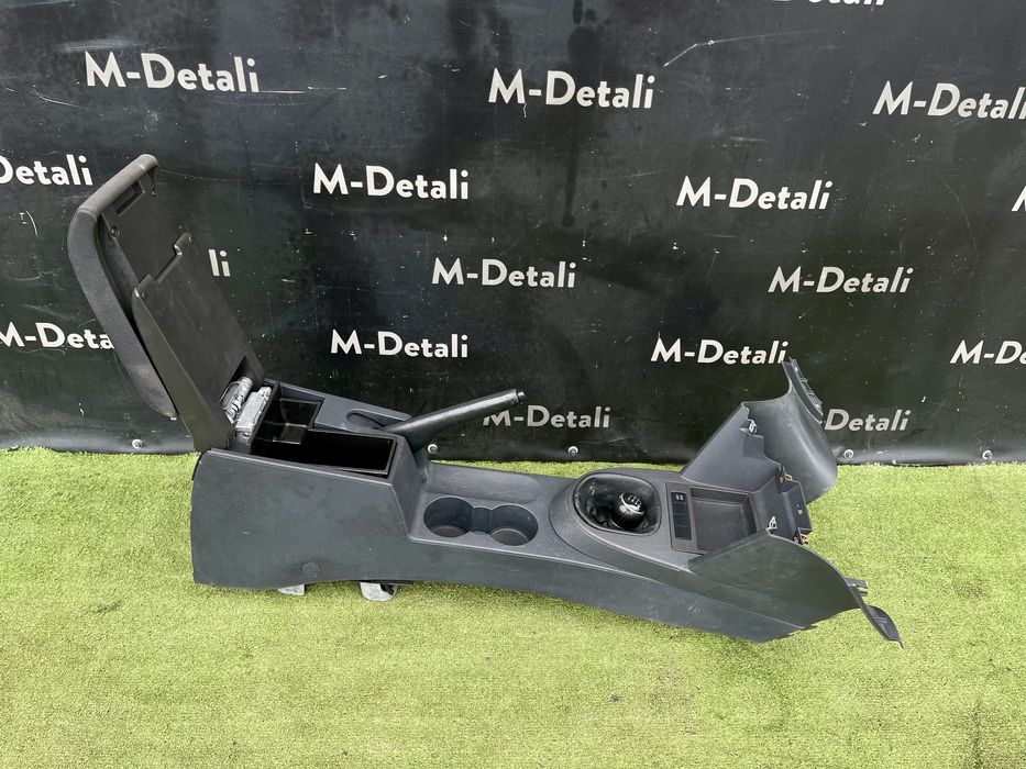 Передня консоль Тоуран підлокітник консоль Touran Caddy підстаканик VW