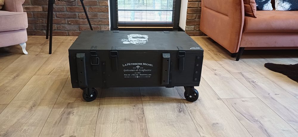 Dizajnerski stolik na kółkach ze skrzyni po amunicji