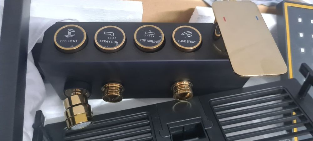 Conjunto de chuveiro, com acabamento em preto e dourado.