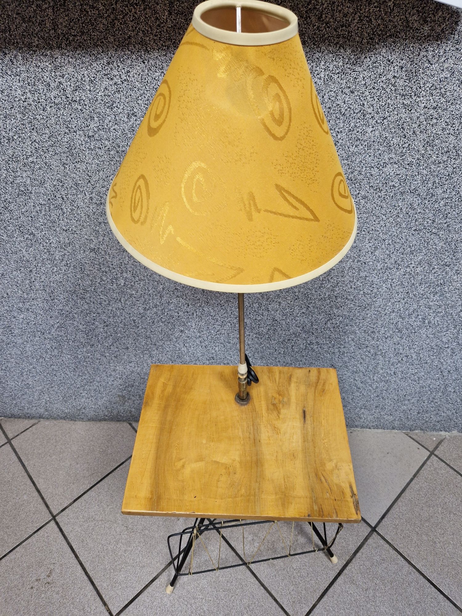 Lampa PRL ze stolikiem i gazetnikiem vintage