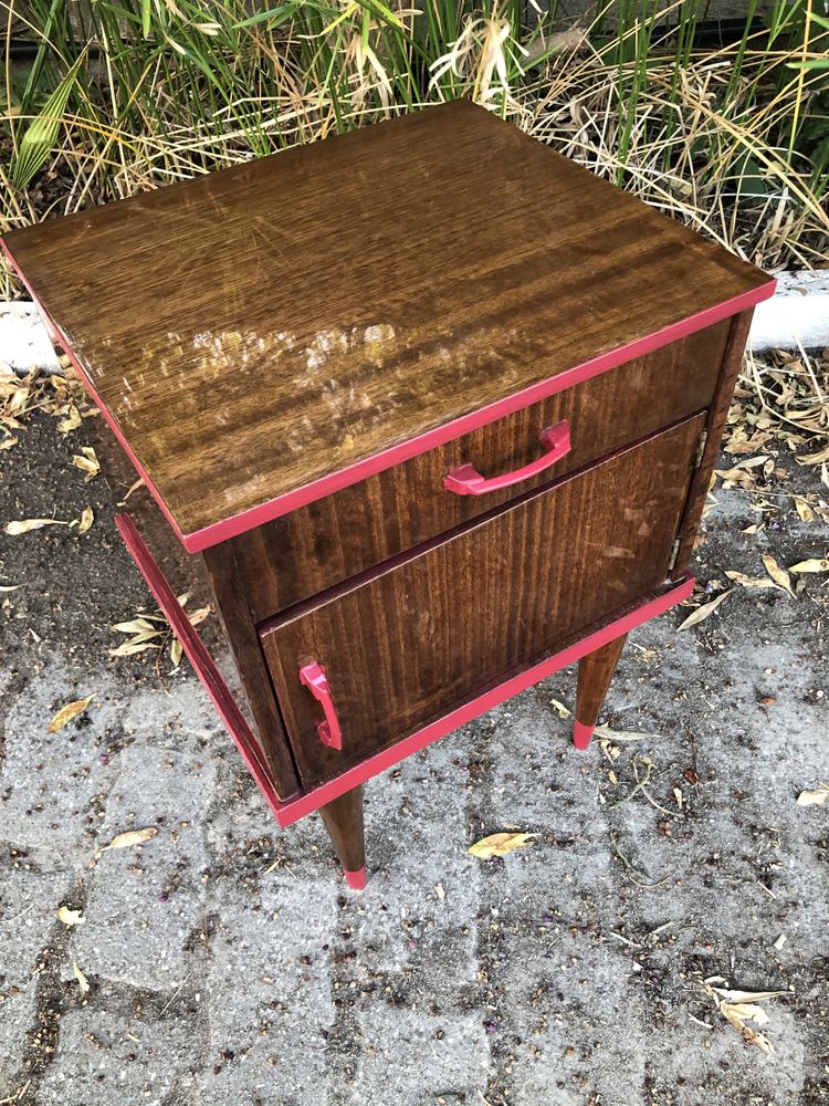 Mesa de cabeceira retro com pintura a vermelho.