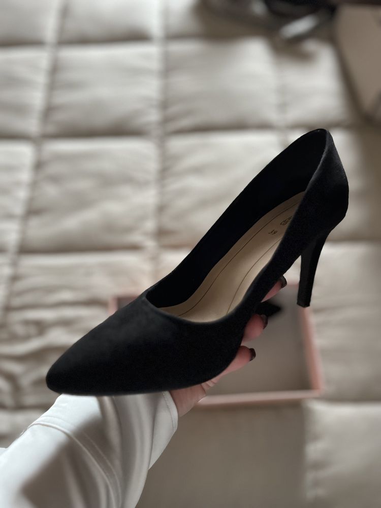 Sapatos stiletto pretos
