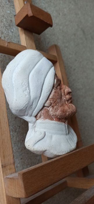 Rzeźba gipsowa zawieszka.Hindus.Stara. Retro