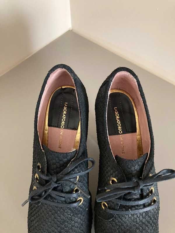 Sapatos compensados pretos