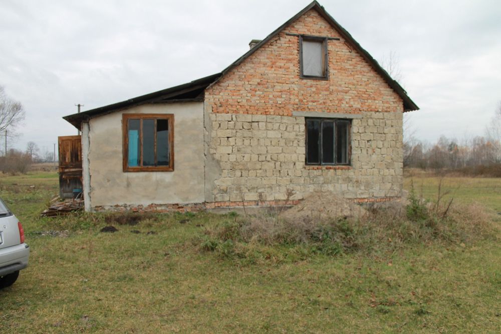 Продається  Земельна Діляка з будинком під лісом