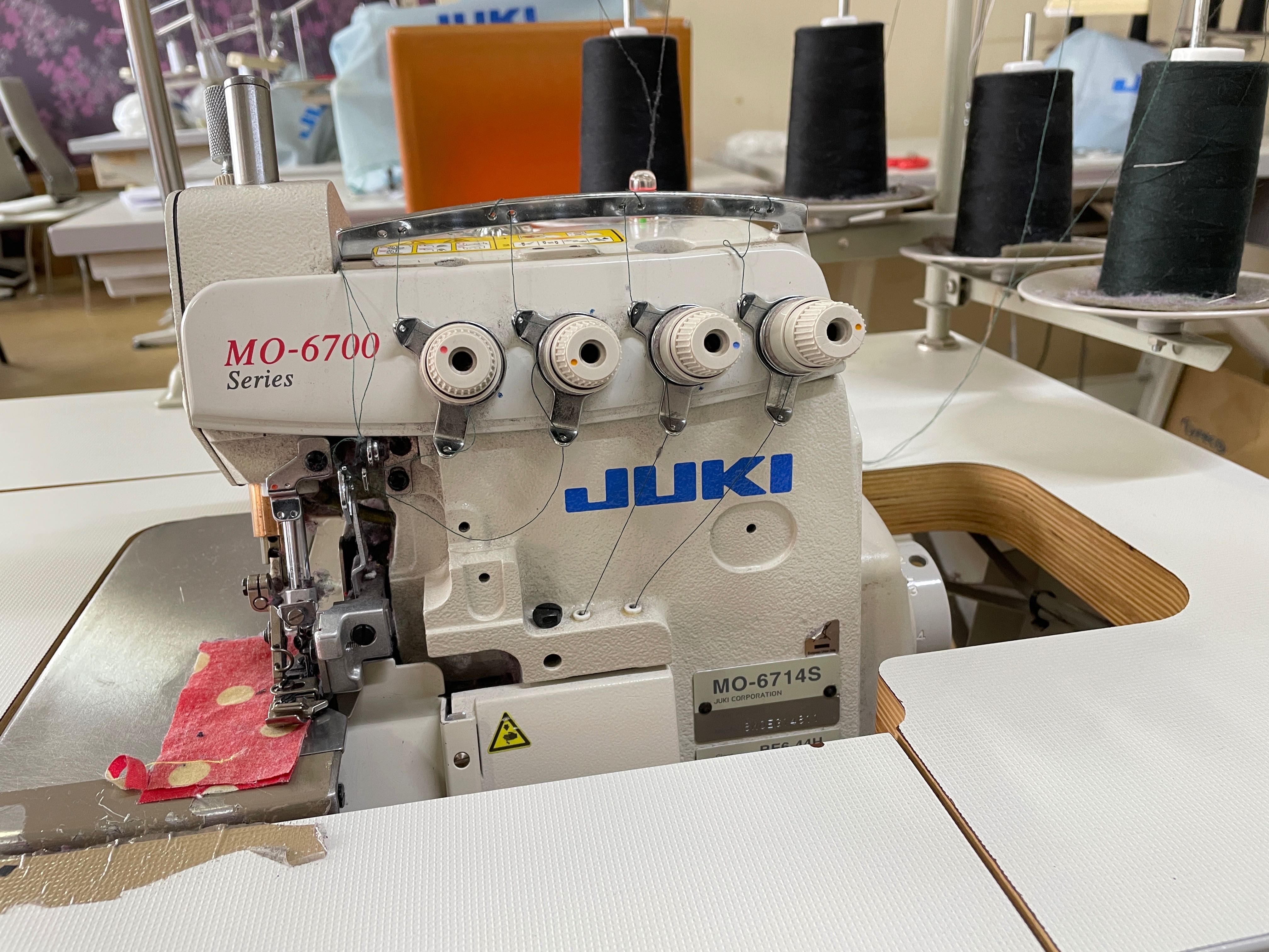 Overlock JUKI MO 6714S 4-nitkowy. Stan idealny. Maszyna do szycia.