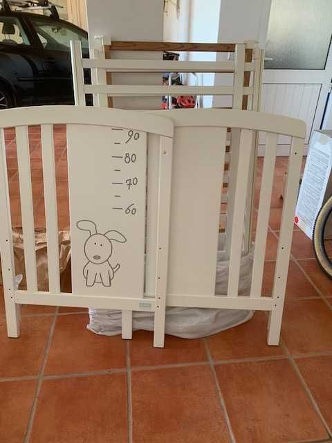 Berço branco e colchão