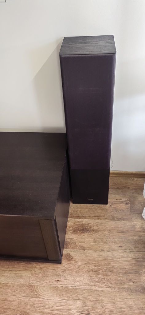 Amplituner Pioneer wraz z kinem domowym pięć głośników i subwoofer akt