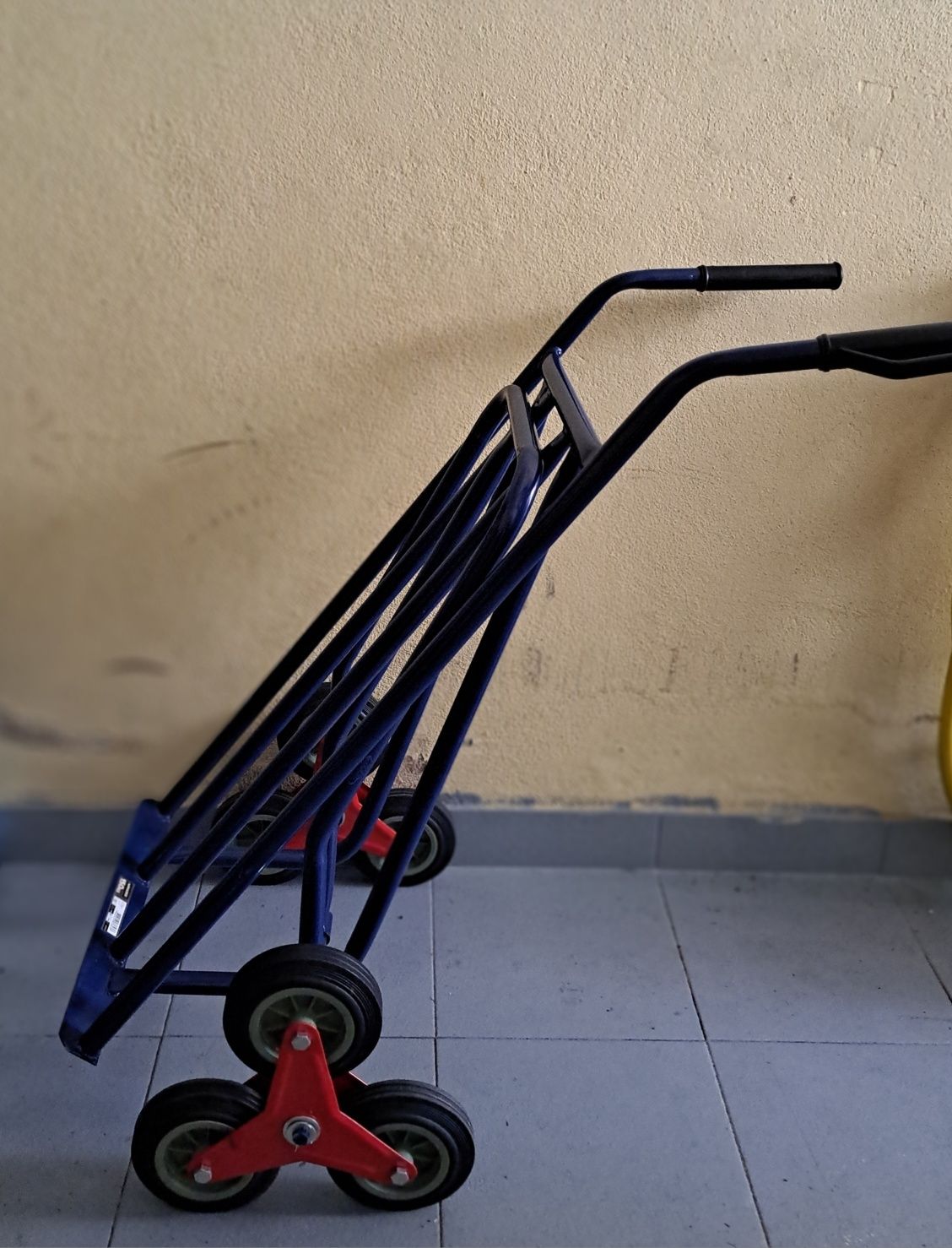 Carrinho sobe escadas