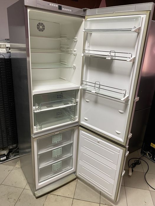 Двухкамерый холодильник LIEBHERR Premium BioFresh NoFrost CBNes 3956