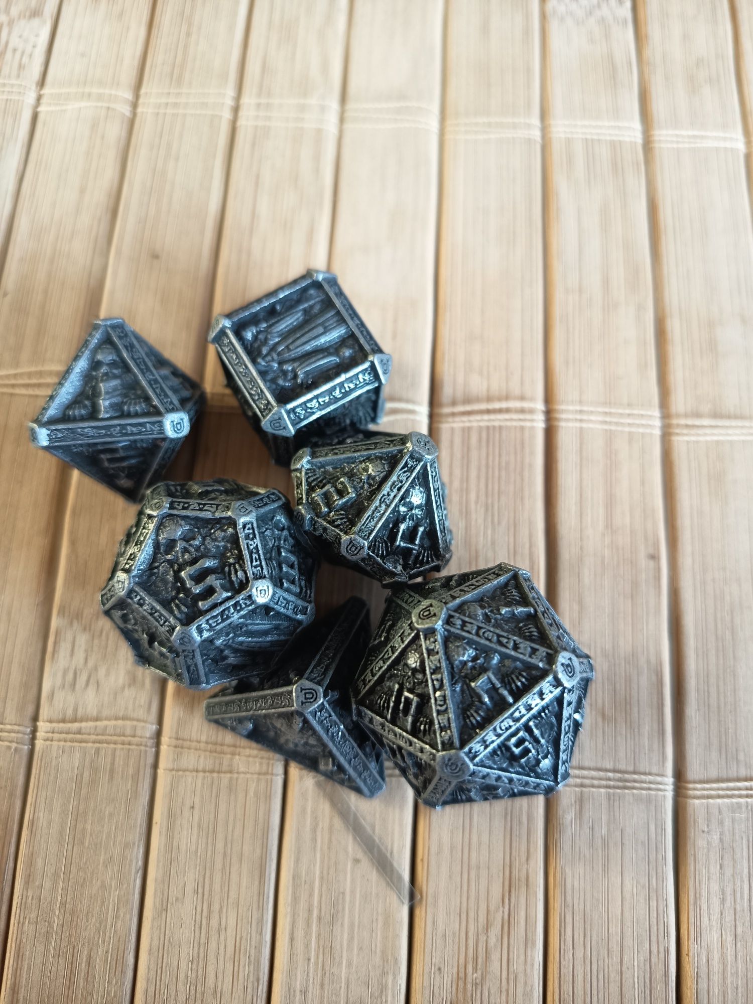 Metalowy zestaw kości RPG fantasy – mroczny motyw