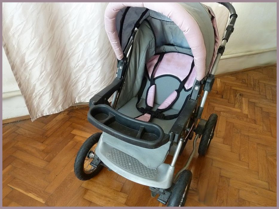 Wózek PIKO z osłoną przeciwdeszczową.
