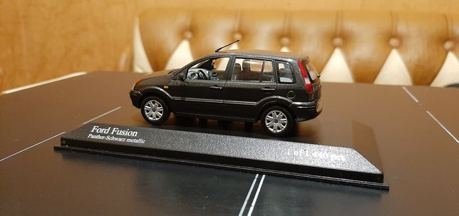 Ford Fusion (1:43)