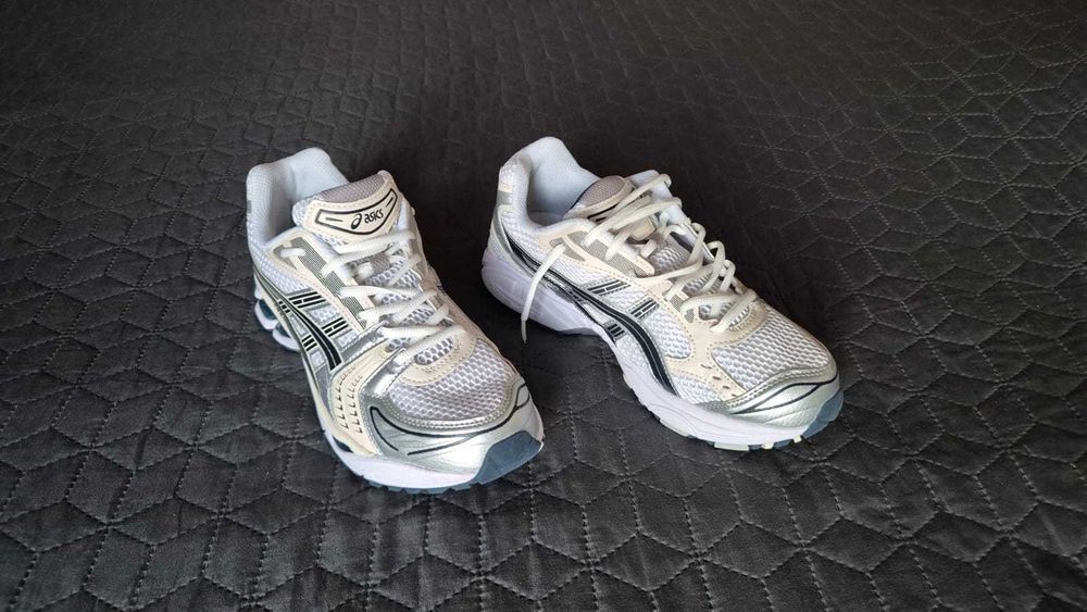 Ténis ASICS Gel Kayano 14  -  tamanho 42,5