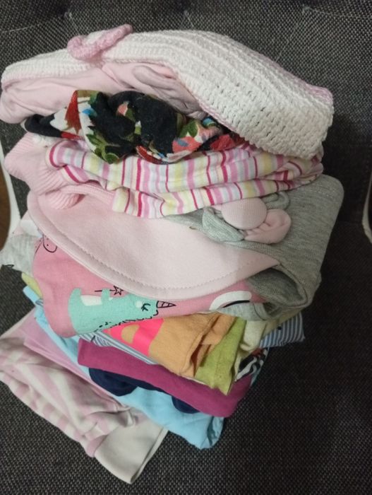 Zestaw ubrań dla dziewczynki.