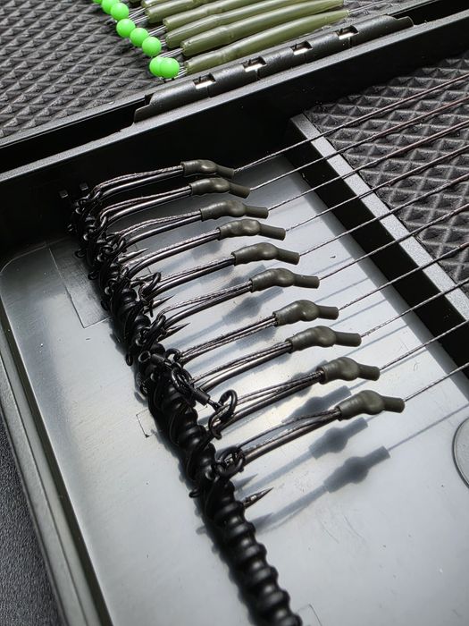 Zestaw 20 sztuk przyponów karpiowych #4 Long Shank zadzior + piórnik