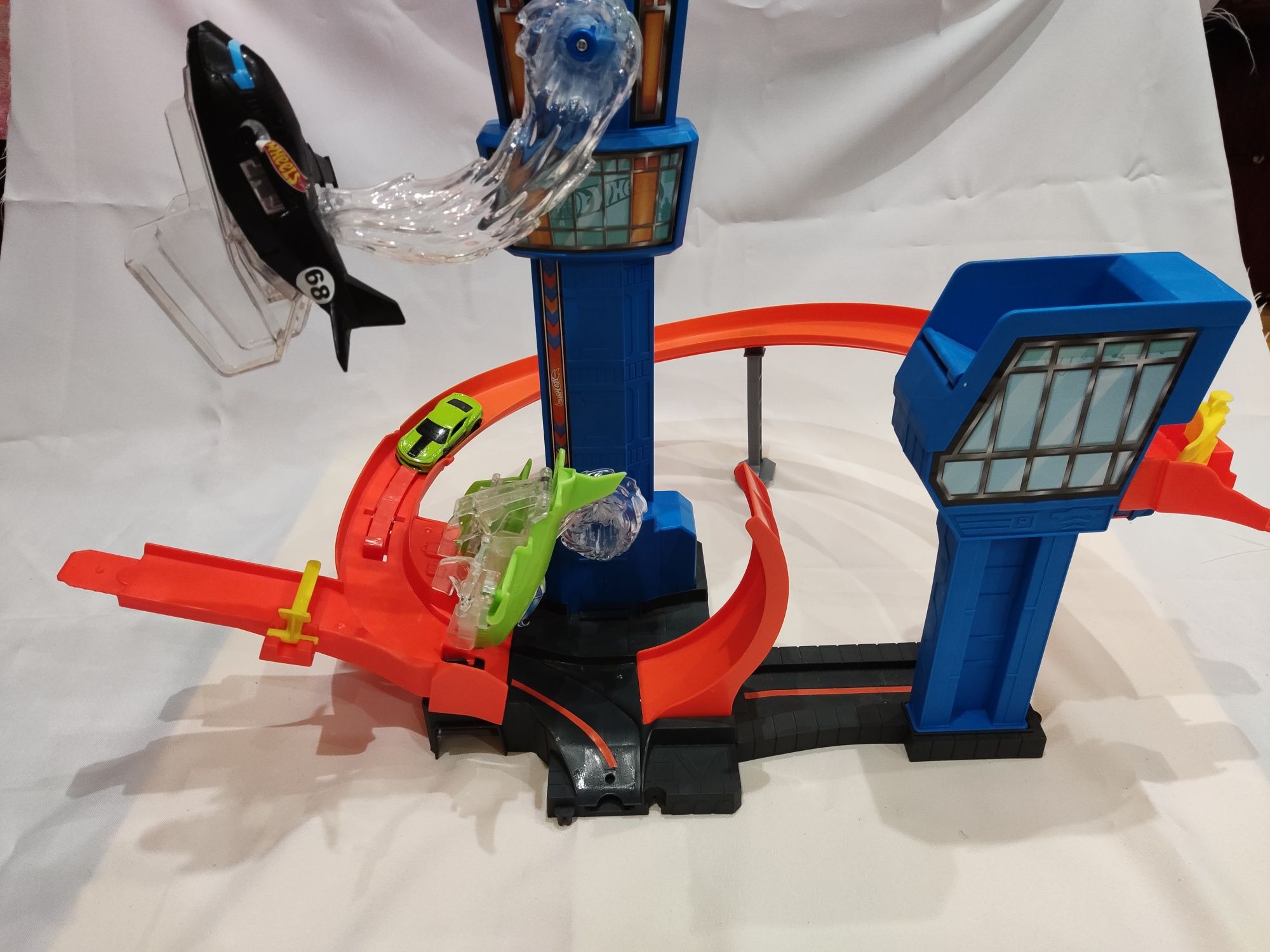 Игровой набор "Гонки в аэропорту" Hot Wheels GFH90