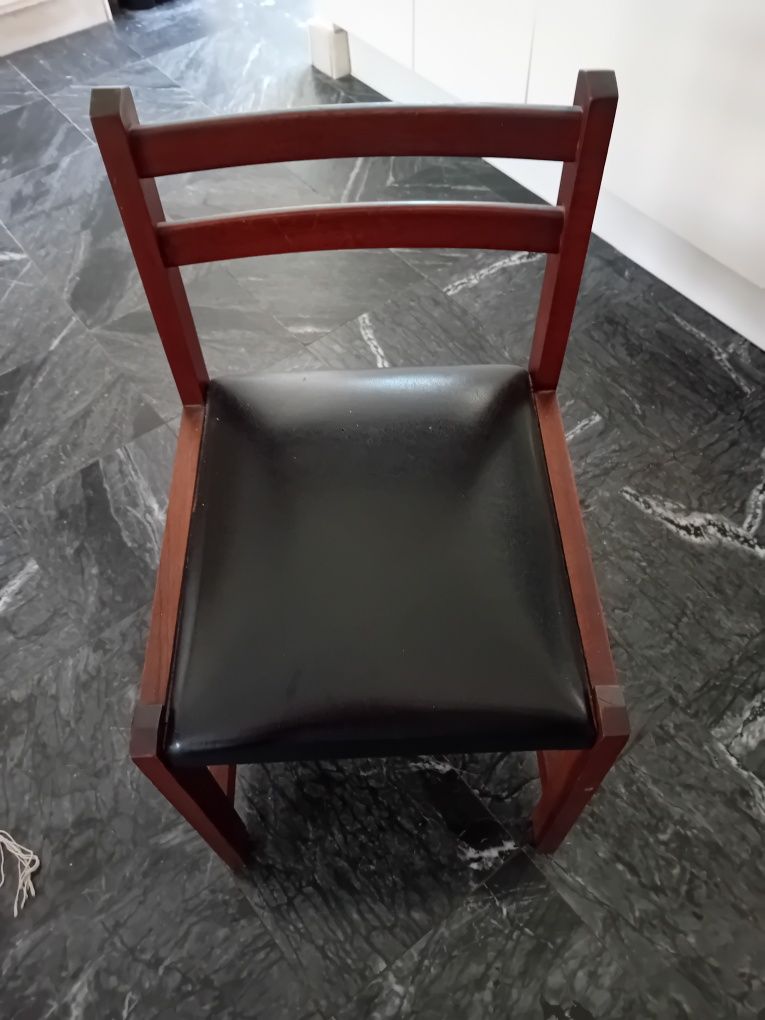 Mesa redonda e seis cadeiras modernistas Olaio