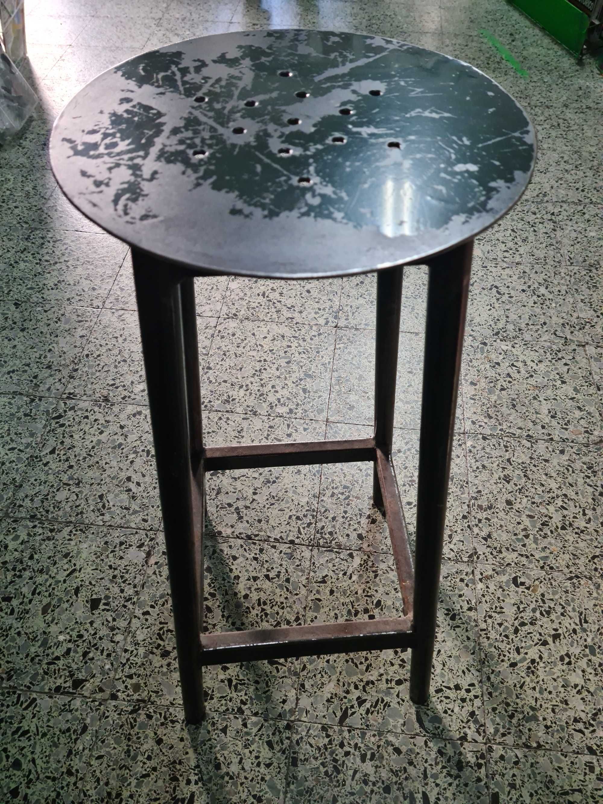 Banco pé alto em ferro