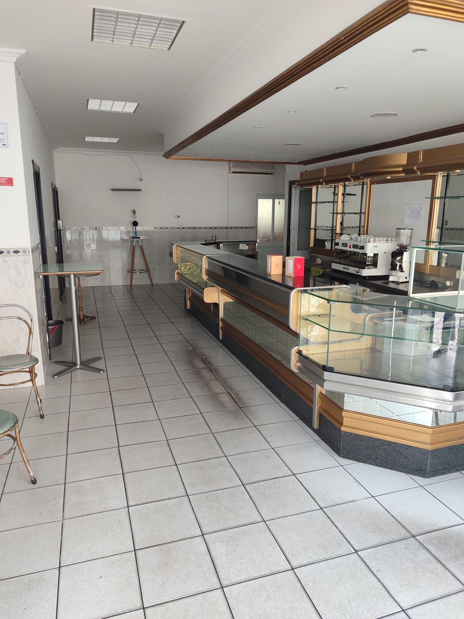 Vitrine e balcões com frio para café