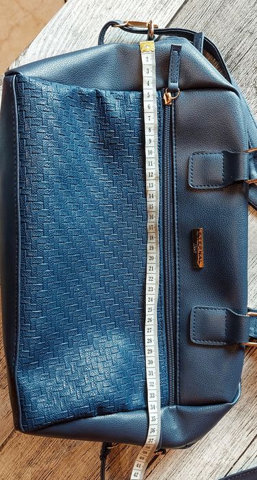 Granatowa torebka z rozsuwaną kieszenią