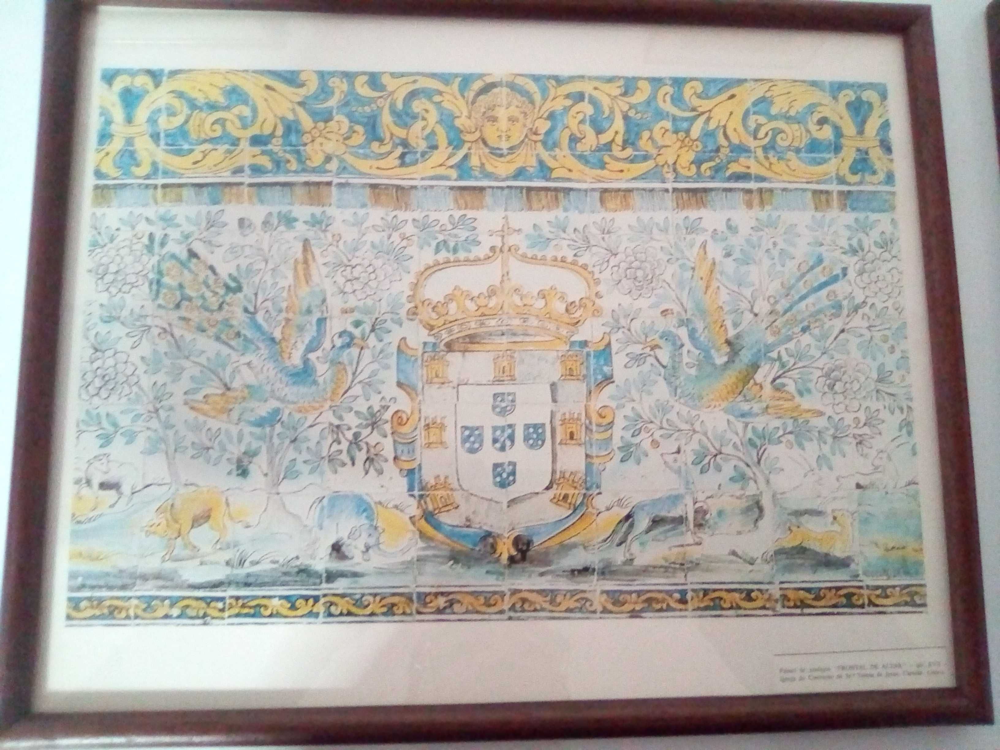 Quadros com gravuras de azulejos