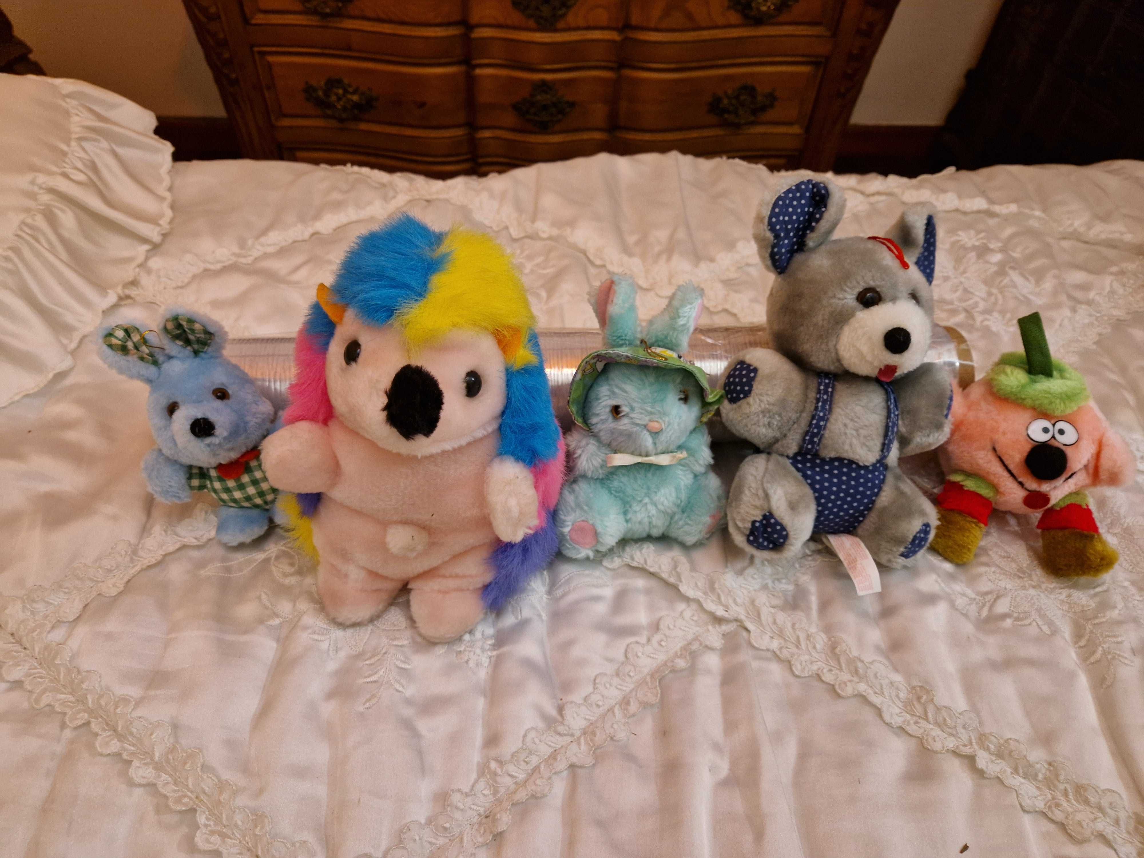 Peluches bem estimados, so serviram para enfeitar