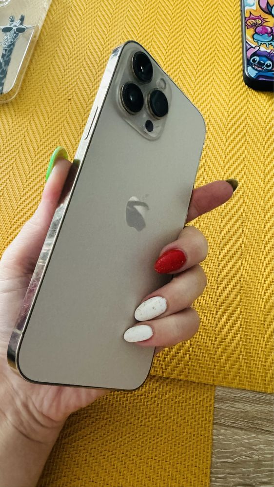 Iphone 13 pro max 256 gb, naklejona szybka ochronna na ekran i aparaty