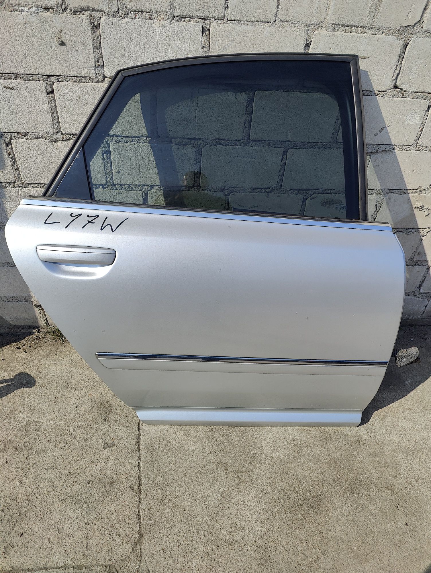 Audi A8 D3 lift drzwi prawy tył LY7W