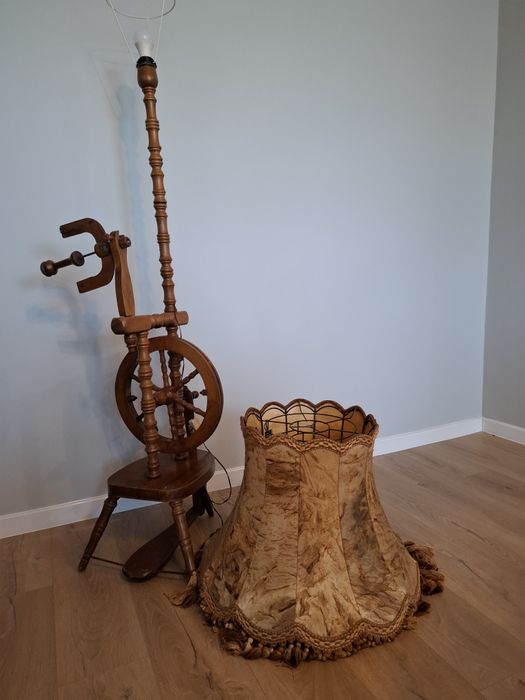 Stara zabytkowa lampa na kolowrotku