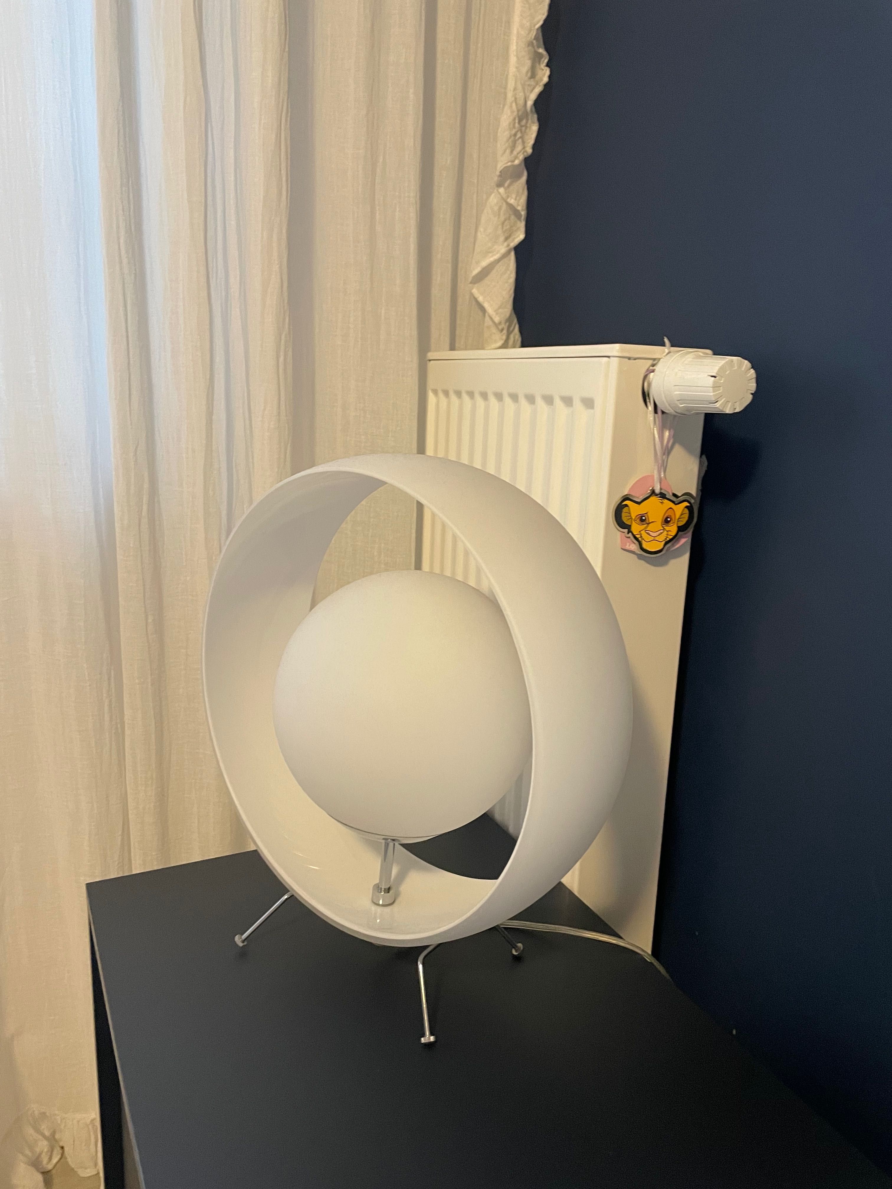 nowoczesna lampka stołowa z białego szkła