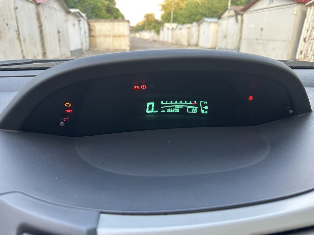 Продам свой автомобиль Toyota Yaris 2006. Безключевой, на кнопке.
