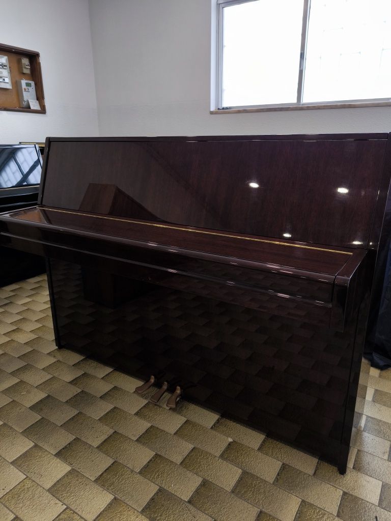 Piano Yamaha M1J