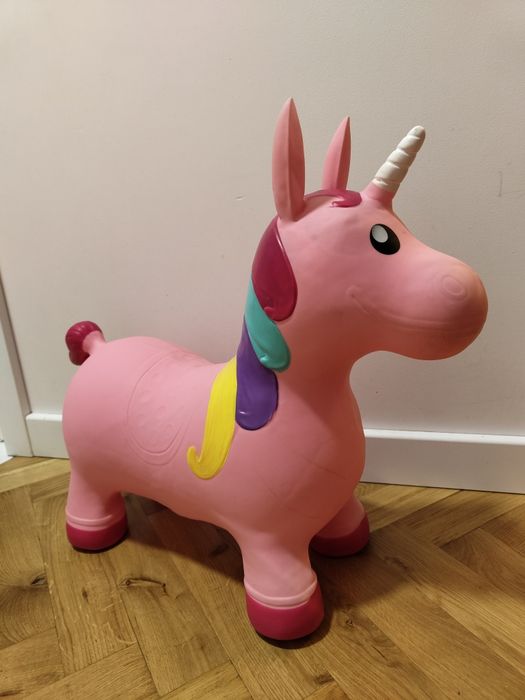Dmuchany jednorożec do skakania