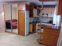 Продаётся 2х ком кв, центр, 100м от площади. 2эт. Рем. Мебель.