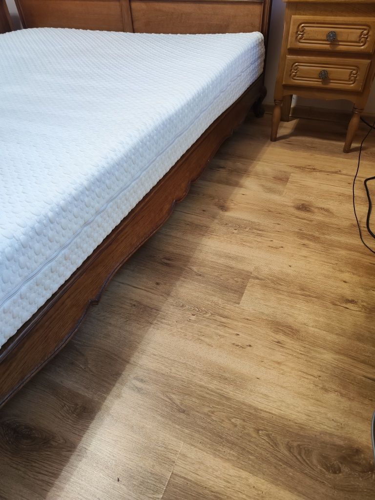 Sprzedam  Łóżko ludwikowskie z dwiema szafkami