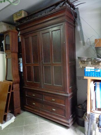 Enorme armário antigo, em pinho nacional
