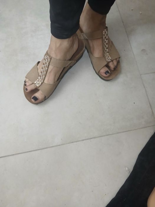 Beżowe klapki tamaris r36 z cyrkoniami