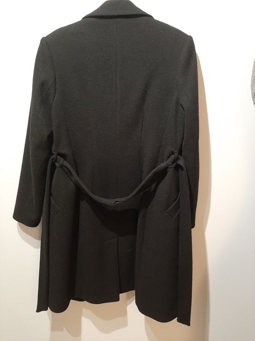 Klasyczny wełniany czarny płaszcz z paskiem