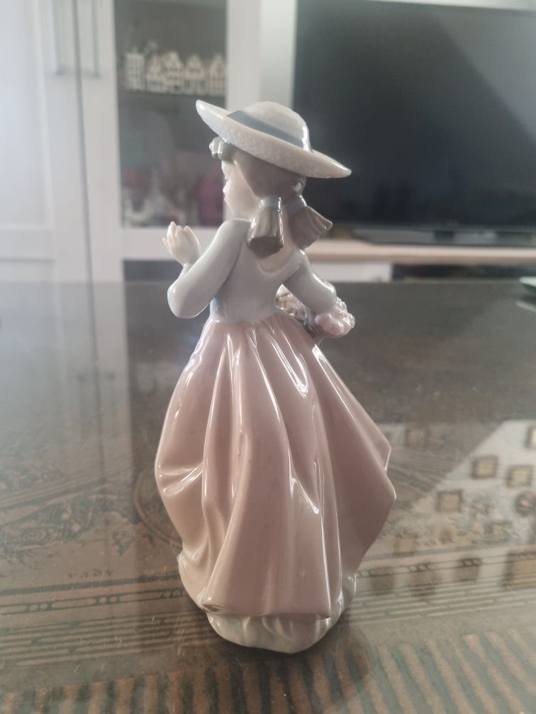 Porcelana Nao LLadro/Hiszpania  - figurka dziewczyny