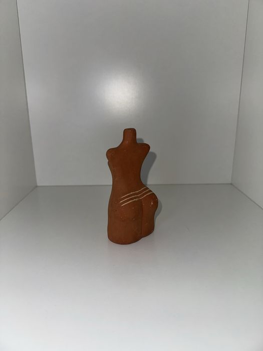 женский силуэт из глины. Декор, статуэтка. Фигурка тело