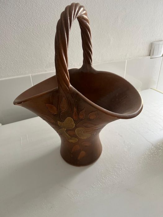 Cesta de loiça decorativa
