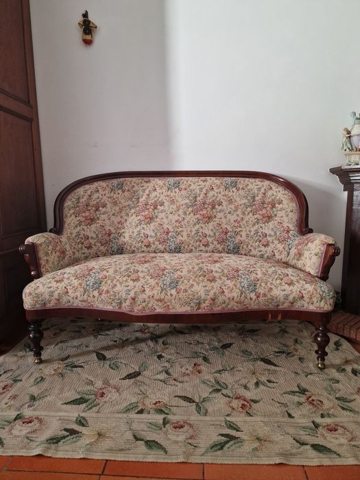 Sofá antigo de três lugares com padrão floral